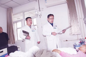 我院急救醫(yī)學(xué)科成功搶救一名心臟驟?；颊?>
      <h2>我院急救醫(yī)學(xué)科成功搶救一名心臟驟?；颊?/h2>
      <p> 患者張某，女，68歲，往有高血壓病病史5年余。于當(dāng)日七點左右時突然出現(xiàn)胸悶胸痛癥狀，胸…<a href="/jizhenke/anli/2112.html" target="_blank">【查看詳細(xì)】</a> </p>
 </div>
    <div   id="pyqbfge"   class="pcasecbotm">
      <div   id="v8rbl5k"   class="pcasel"> <h2><font color=