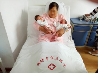 高齡產(chǎn)婦懷抱“雙子”笑開(kāi)顏——婦產(chǎn)科